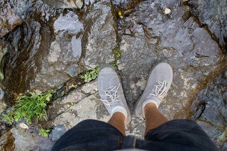 Foto de Hombre speed-hiking en zapatillas de montaña - Imagen libre de derechos