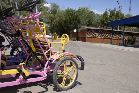 Téléchargez les photos : Vélos à l'extérieur dans le parc pour les enfants - en image libre de droit