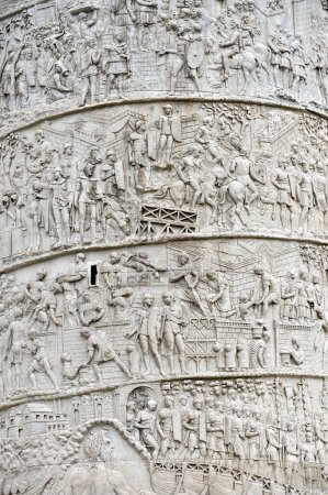 Foto de Roma, Italia - 14 de febrero de 2022, Detalles sobre la columna de Trajano una antigua columna en las calles de Roma cerca del Coliseo y en el Foro de Trajano, en Roma, Italia - Imagen libre de derechos