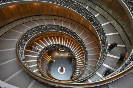 Foto de Ciudad del Vaticano, Roma - 15 de febrero de 2022: Escalera de caracol doble en el museo Vaticano en Roma, Italia - Imagen libre de derechos