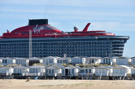 Foto de IJmuiden, Holanda - 21 de abril de 2022: Valiant Lady cruise ship operated by Virgin Voyages. IJmuiden es una ciudad portuaria en la provincia holandesa de Holanda del Norte. - Imagen libre de derechos