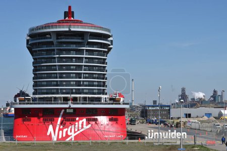 Foto de IJmuiden, Holanda - 21 de abril de 2022: Valiant Lady cruise ship operated by Virgin Voyages. IJmuiden es una ciudad portuaria en la provincia holandesa de Holanda del Norte. - Imagen libre de derechos