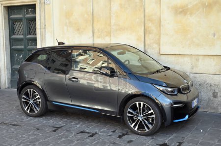 Téléchargez les photos : Rome, Italie - 17 février 2022 : Voiture électrique BMW i3 stationnée dans une rue de Rome, Italie - en image libre de droit