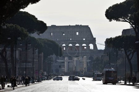 Téléchargez les photos : Rome, Italy - February 16, 2022: View to Colloseum from Via dei Fori Imperiali street in Rome, Italy. The Via dei Fori Imperiali is a road in the centre of the city of Rome - en image libre de droit