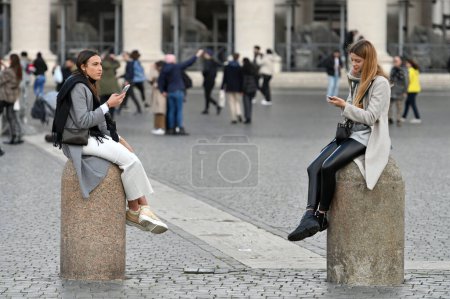 Téléchargez les photos : Rome, Italy - February 15, 2022: Unidentified people at St. Peters Square (Piazza San Pietro) in Rome, Italy - en image libre de droit