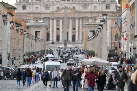 Foto de Vatican City, Rome - February 15, 2022: Unidentified people on road of Conciliation, near St. Peters basilica in Vatican City, Rome, Italy - Imagen libre de derechos