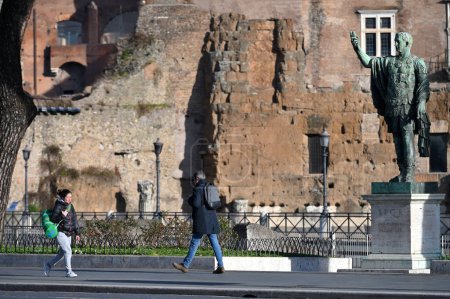 Téléchargez les photos : Rome, Italy - February 17, 2022: Unidentified people at Via dei Fori Imperiali street n Rome, Italy. The Via dei Fori Imperiali is a road in the centre of the city of Rome - en image libre de droit