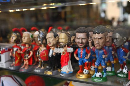 Foto de Rome - February 17, 2022: Celebrities dolls with different characters displayed in souvenir shop window at Rome, Italy. - Imagen libre de derechos