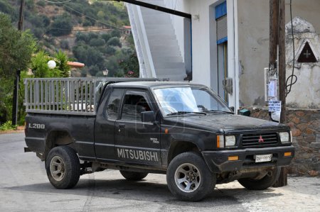 Téléchargez les photos : Crète, 8 août 2022 : Camion Mitsubishi L 200 noir stationné dans la rue en Crète, Grèce - en image libre de droit