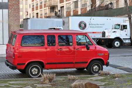 Foto de Ciudad de Nueva York - 14 de febrero de 2023: Chevrolet Van rojo estacionado en la calle en Nueva York, Estados Unidos - Imagen libre de derechos