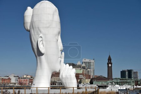 Téléchargez les photos : Jersey City, Newport, États-Unis - 15 février 2023 : Artiste - Jaume Plensa, Water's Soul est une sculpture le long de la voie navigable du fleuve Hudson dans la section Newport de Jersey City - en image libre de droit