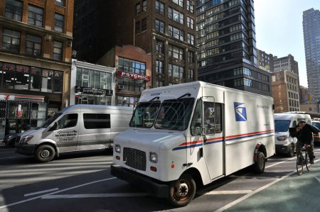 Foto de Nueva York, Estados Unidos - 15 de febrero de 2023: Estados Unidos Camión de reparto postal estacionado en una calle en Manhattan, Nueva York, Estados Unidos - Imagen libre de derechos