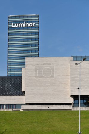 Foto de Vilnius, 10 de mayo: moderno edificio central de Luminor el 10 de mayo de 2023 en Vilnius, Lituania. Luminor Bank AS es un banco con sede en Estonia, con sucursales en Letonia y Lituania - Imagen libre de derechos