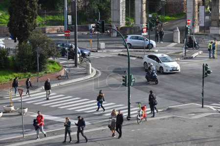 Téléchargez les photos : Rome, Italie - 17 février 2022 : Personnes non identifiées dans la rue Via dei Fori Imperiali à Rome, Italie. La Via dei Fori Imperiali est une route dans le centre de Rome - en image libre de droit