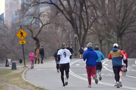 Téléchargez les photos : New York - 19 février 2023 : Personnes non identifiées qui courent à Central Park à New York, États-Unis. - en image libre de droit