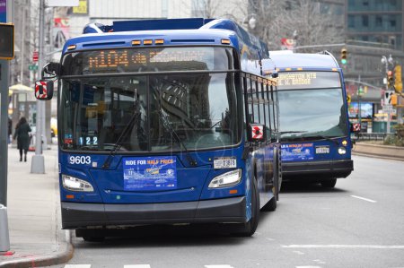 Foto de Ciudad de Nueva York - 19 de febrero de 2023: Transporte público en autobús en la calle en Manhattan, Nueva York, Estados Unidos - Imagen libre de derechos