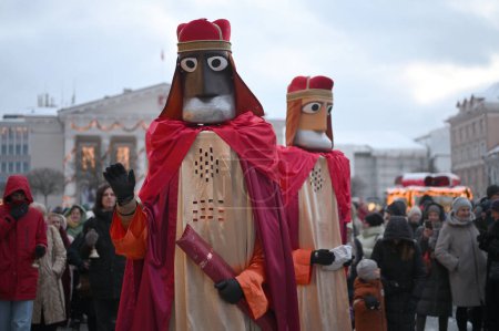 Téléchargez les photos : Vilnius, Lituanie - 06 janvier 2024 : Peuples non identifiés lors de la procession traditionnelle des Trois Rois à Vilnius, Lituanie - en image libre de droit