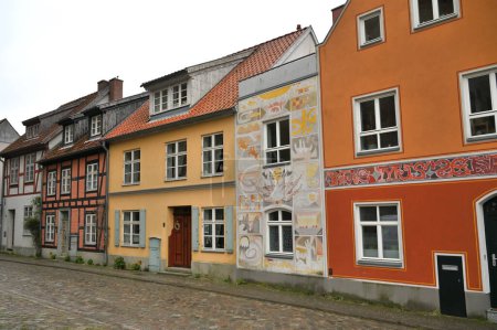 Téléchargez les photos : Stralsund, Allemagne - 14 avril 2023 : Architecture typique de la vieille ville de Stralsund. La vieille île historique de Stralsund est un site du patrimoine mondial de l'UNESCO - en image libre de droit