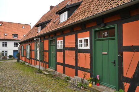 Téléchargez les photos : Stralsund, Allemagne - 14 avril 2023 : Architecture typique de la vieille ville de Stralsund. La vieille île historique de Stralsund est un site du patrimoine mondial de l'UNESCO - en image libre de droit