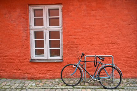 Téléchargez les photos : Bicyclette garée dans la rue. Architecture typique de la vieille ville de Stralsund - en image libre de droit