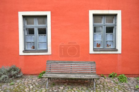 Téléchargez les photos : Stralsund, Allemagne - 14 avril 2023 : Détails architecturaux. Architecture typique de la vieille ville de Stralsund. La vieille île historique de Stralsund est un site du patrimoine mondial de l'UNESCO - en image libre de droit