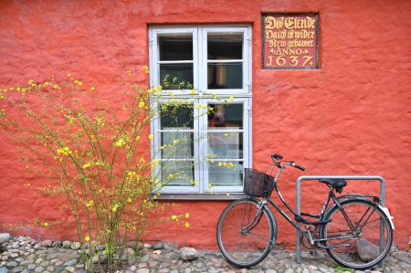 Téléchargez les photos : Stralsund, Allemagne - 14 avril 2023 : Vélo dans la rue. Architecture typique de la vieille ville de Stralsund. La vieille île historique de Stralsund est un site du patrimoine mondial de l'UNESCO - en image libre de droit