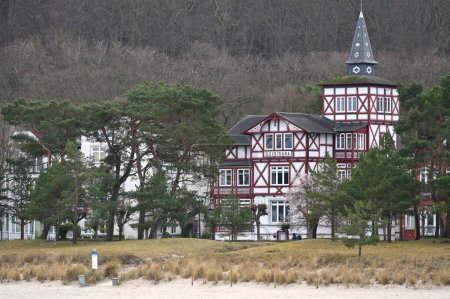 Téléchargez les photos : Rugen, Allemagne - 13 avril 2023 : Villas au bord de la mer, architecture traditionnelle allemande de villas de plage à l'île de Rugen, Allemagne - en image libre de droit