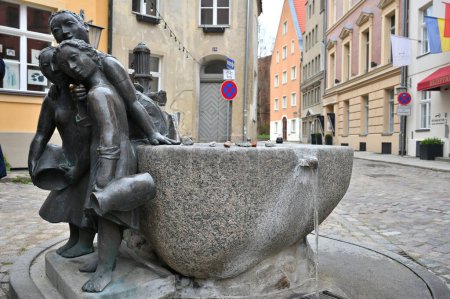 Téléchargez les photos : Stralsund, Allemagne - 14 avril 2023 : Escarpement de la ville - "The Garrulous Women" dans la vieille ville de Stralsund, sculpteur Gunter Kaden. - en image libre de droit