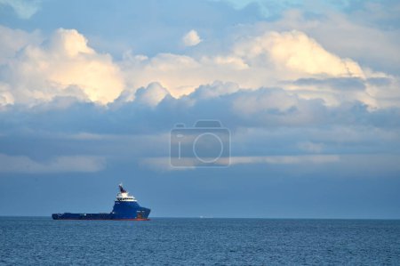 Téléchargez les photos : Sassnitz, Allemagne - 11 avril 2023 : Un navire dans la mer Baltique près de Sassnitz, Rugen Island, Allemagne - en image libre de droit