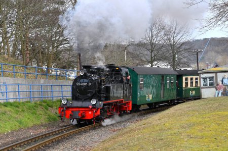 Téléchargez les photos : Rugen, Allemagne - 13 avril 2023 : Train un chemin de fer à voie étroite, sur l'île de Rugen, Allemagne - en image libre de droit