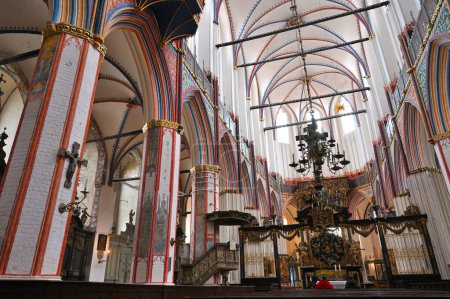 Téléchargez les photos : Stralsund, Allemagne - 14 avril 2023 : Intérieur de l'église Saint-Nicolas. L'église Saint-Nicolas est la plus ancienne des trois grandes églises paroissiales de la ville hanséatique de Stralsund en Allemagne. - en image libre de droit