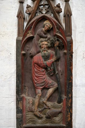 Téléchargez les photos : Stralsund, Allemagne - 14 avril 2023 : Sculpture à l'église Saint-Nicolas. La vieille île historique de Stralsund est un site du patrimoine mondial de l'UNESCO - en image libre de droit