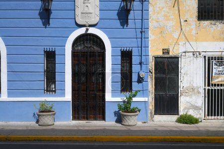 Foto de Mérida, México - 21 de julio de 2023: Coloridos edificios de estilo colonial en la calle del casco antiguo de Mérida, Yucatán, México - Imagen libre de derechos