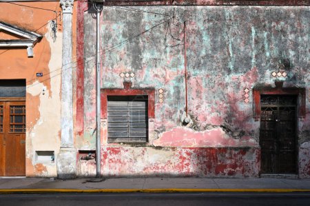 Foto de Coloridos edificios de estilo colonial en la calle del casco antiguo de la ciudad de Mérida, Yucatán, México - Imagen libre de derechos