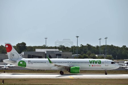 Téléchargez les photos : Aéroport international de Cancun - 25 juillet : XA-VXA - Airbus A321-271NX - Avion VivaAerobus le 25 juillet 2023 à l'aéroport international de Cancun, Cancun, Mexique - en image libre de droit