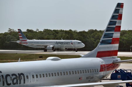 Foto de Aeropuerto Internacional de Cancún - 25 de julio: American Airlines N447AN - Avión Airbus A321-253NX el 25 de julio de 2023 en el Aeropuerto Internacional de Cancún, Cancún, México - Imagen libre de derechos