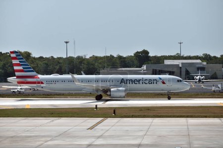 Foto de Aeropuerto Internacional de Newark Liberty - 25 de julio: American Airlines N447AN - Airbus A321-253NX avión en 25 de julio de 2023 en EWR - Aeropuerto Internacional de Newark Liberty, Newark, Estados Unidos - Imagen libre de derechos