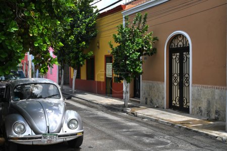 Téléchargez les photos : Merida, Mexique - 20 juillet 2023 : Bâtiments colorés de style colonial dans la rue de la vieille ville de Merida, Yucatan, Mexique - en image libre de droit