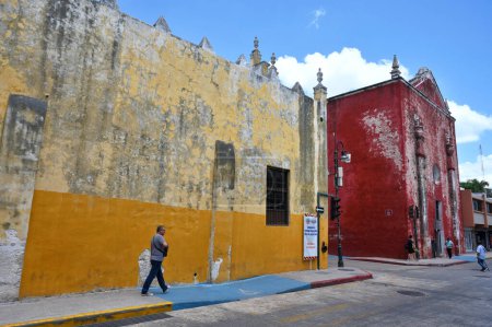 Foto de Mérida, México - 20 de julio de 2023: Coloridos edificios de estilo colonial en la calle del casco antiguo de Mérida, Yucatán, México - Imagen libre de derechos