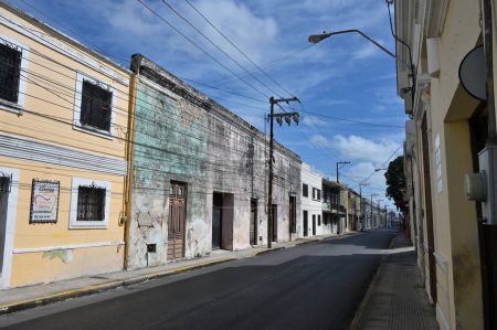 Foto de Mérida, México - 21 de julio de 2023: Coloridos edificios de estilo colonial en la calle del casco antiguo de Mérida, Yucatán, México - Imagen libre de derechos
