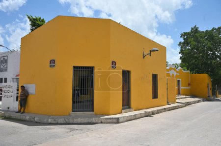 Foto de Izamal, México - 19 de julio de 2023: Coloridos edificios de estilo colonial en la calle del casco antiguo de la ciudad de Izmal, México - Imagen libre de derechos