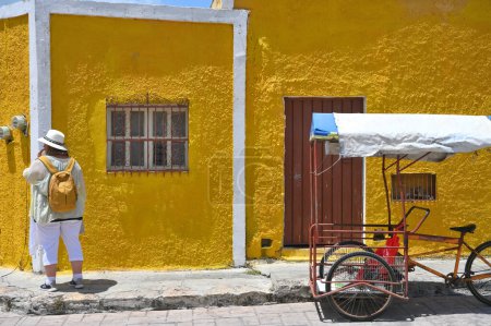 Téléchargez les photos : Izamal, Mexique - 19 juillet 2023 : Bâtiments colorés de style colonial dans la rue de la vieille ville d'Izmal, Mexique - en image libre de droit