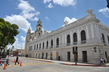 Foto de Mérida, México - 21 de julio de 2023: Arquitectura de edificios de estilo colonial en la calle del casco antiguo de Mérida, Yucatán, México - Imagen libre de derechos
