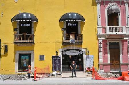 Foto de Mérida, México - 20 de julio de 2023: Coloridos edificios de estilo colonial en la calle del casco antiguo de Mérida, Yucatán, México - Imagen libre de derechos