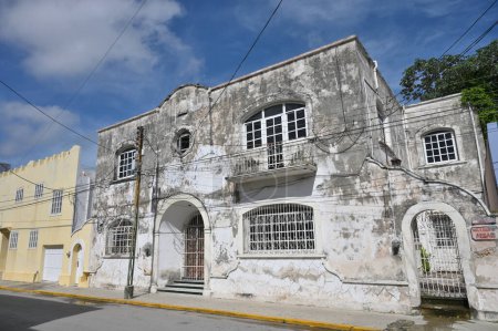 Téléchargez les photos : Merida, Mexique - 21 juillet 2023 : Bâtiments colorés de style colonial dans la rue de la vieille ville de Merida, Yucatan, Mexique - en image libre de droit
