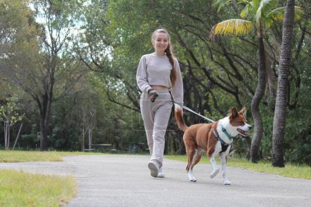 Foto de Mujer paseando a su perro - Imagen libre de derechos