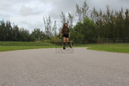Téléchargez les photos : Jeune femme roller à l'automne - en image libre de droit