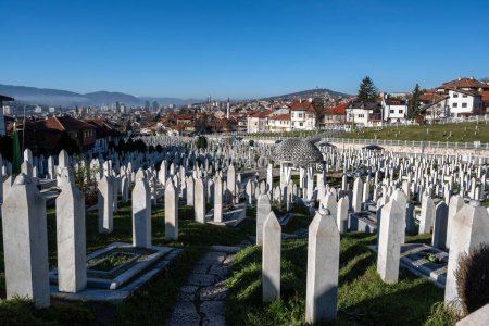 Téléchargez les photos : Un cimetière martyr à Sarajevo. Le cimetière est rempli de tombes de ceux qui sont morts entre 1992 et 1995. Il y a aussi la tombe d'Aliya Izzet begovic. - en image libre de droit