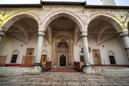 Sarajevo, Bosnien - 23. Dezember 2023: Historische Husrev bey Moschee von Sarajevo, Bosnien und Herzegowina.