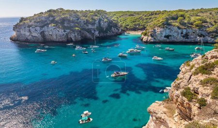 Foto de Vista de Bahía Cala Macarellata en la costa sur de Menorca (Islas Baleares) desde Mirador Macarellata - Imagen libre de derechos